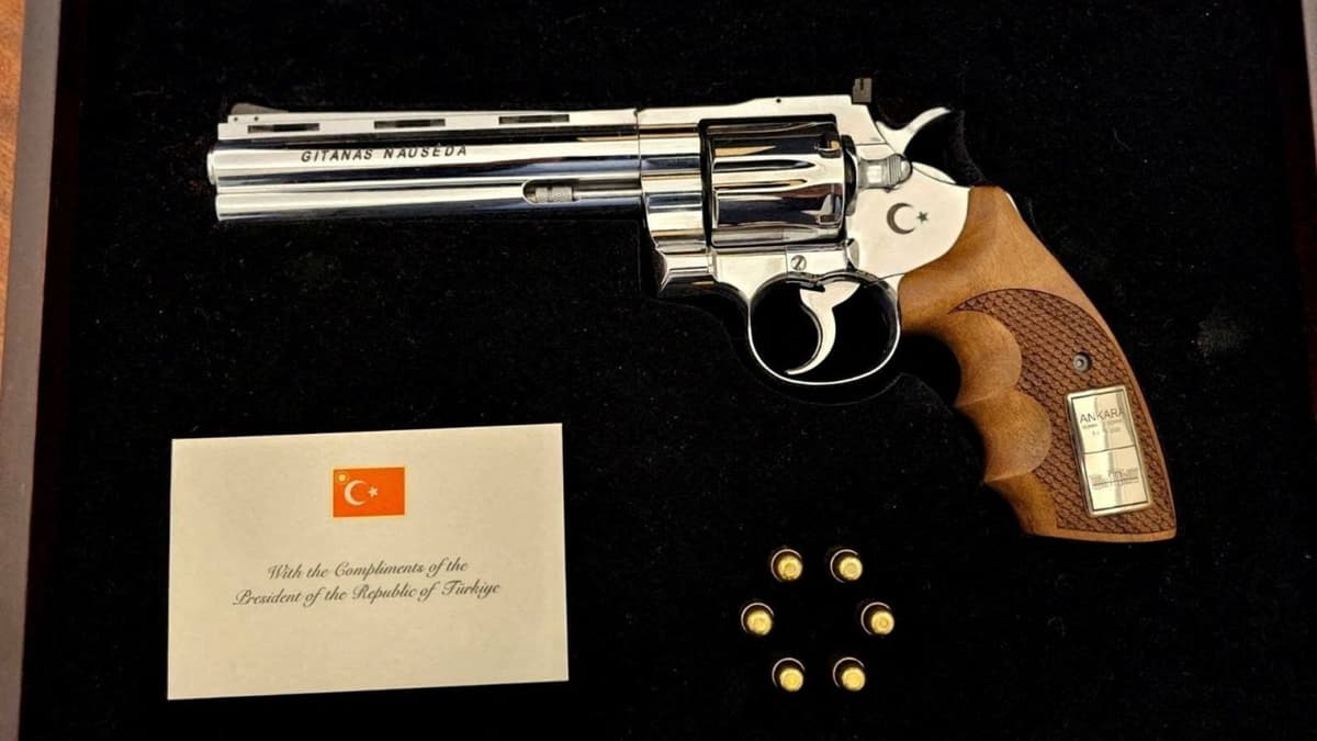 Nato | Stubb toivoo lahjaksi saamansa Nato-revolverin museointia